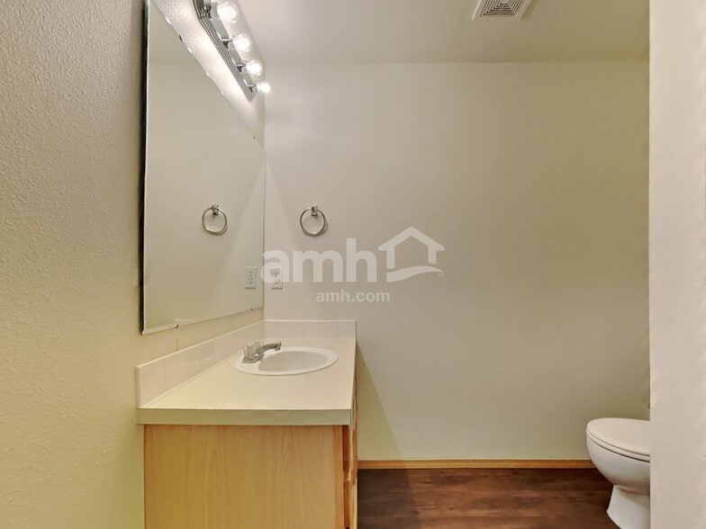 Building Photo - 720 W Tern Dr