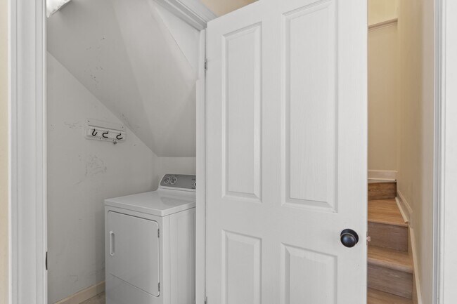 Building Photo - 3 bedroom/ 2.5 bathroom