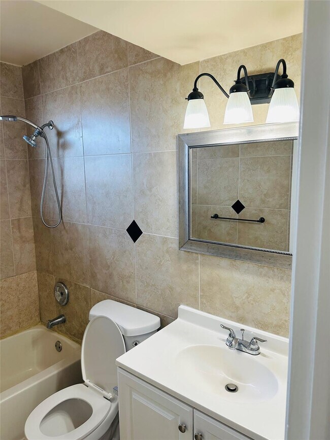 Building Photo - 10046 Winding Lake Rd