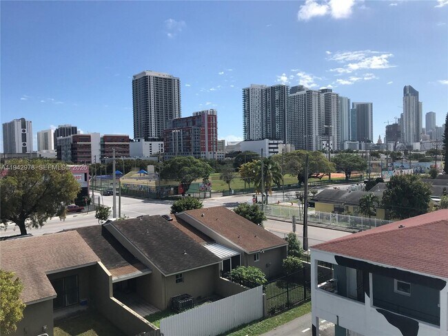 Building Photo - 1815 NW 1st Ct