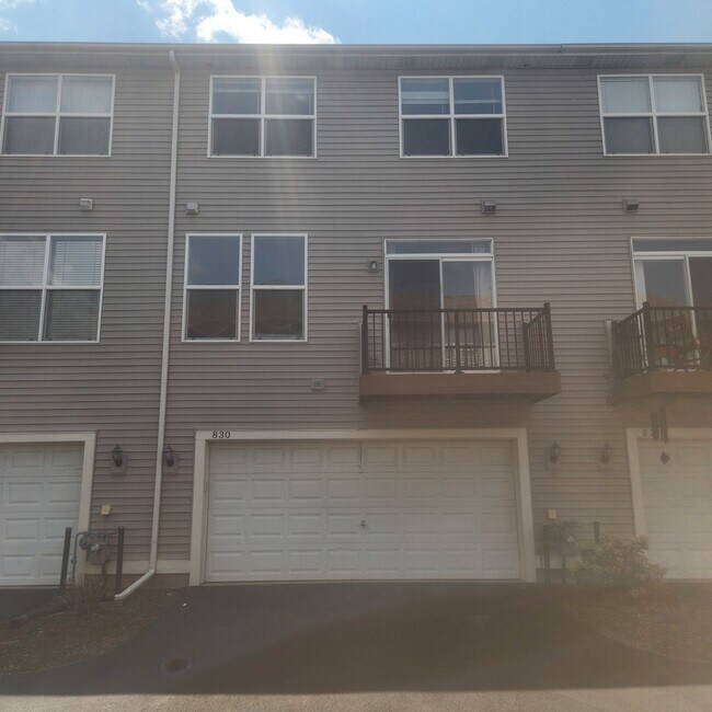 Building Photo - 830 Summit Creek Dr