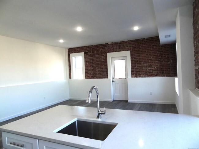 Building Photo - 2806 Fairfield Ave