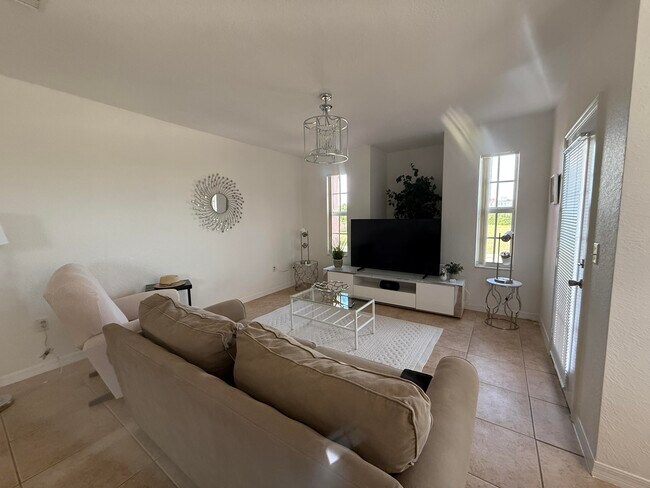 Building Photo - 156 SW Peacock Blvd