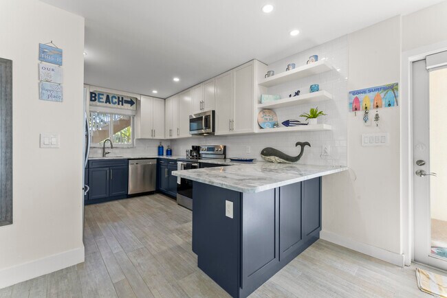 Building Photo - 1203 Hillsboro Mile