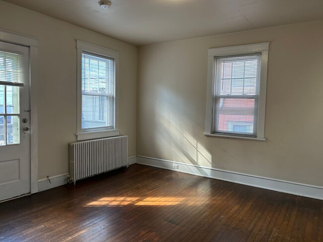 Building Photo - Beautiful 3 Bedroom End of Row Townhome in...