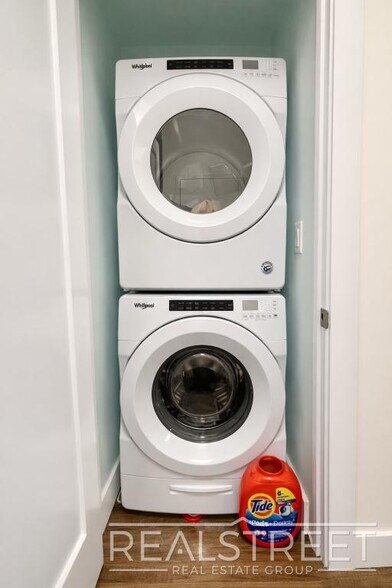 Building Photo - Crown Heights 2BR/2BA w/ In-Unit Laundry