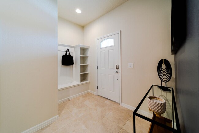 Building Photo - 2422 Dubai St