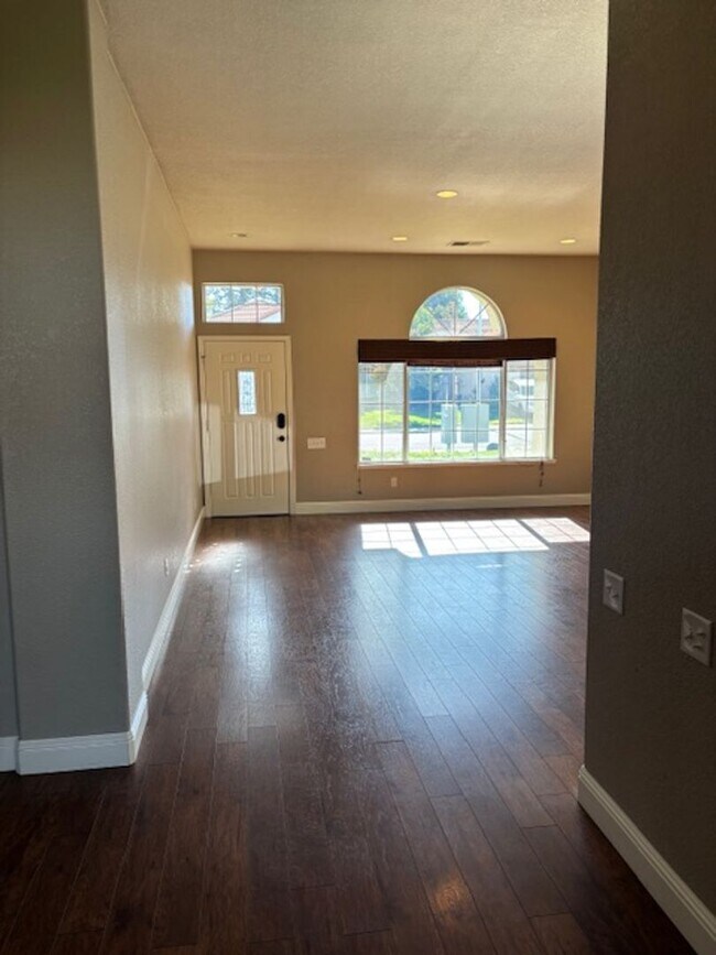 Building Photo - Amazing Single Story Home Located in Rosev...