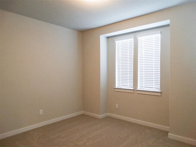 Building Photo - 370 Hortus Dr