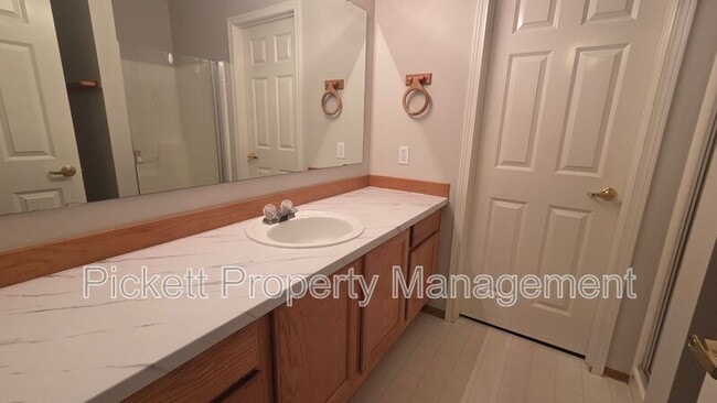 Building Photo - 1010 NW Poppy Ct