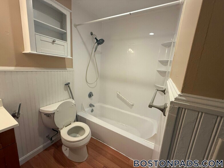 Building Photo - 180 Main St