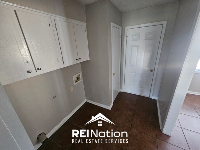 Building Photo - SPRAWLING 4BR/2BA MEMPHIS HOME! | Brick Fireplace & 2-Car Garage | Fenced Yard!
