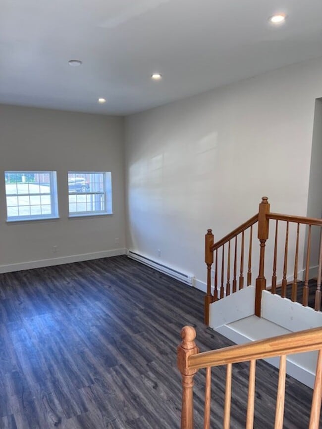 Building Photo - Large 4 bedroom, 2 1/2 bath home for rent in Ravena, NY on Rt 9W