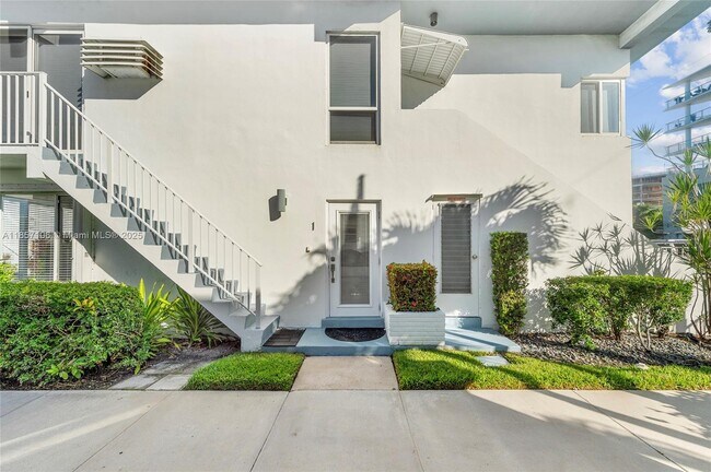 Building Photo - 425 Bayshore Dr