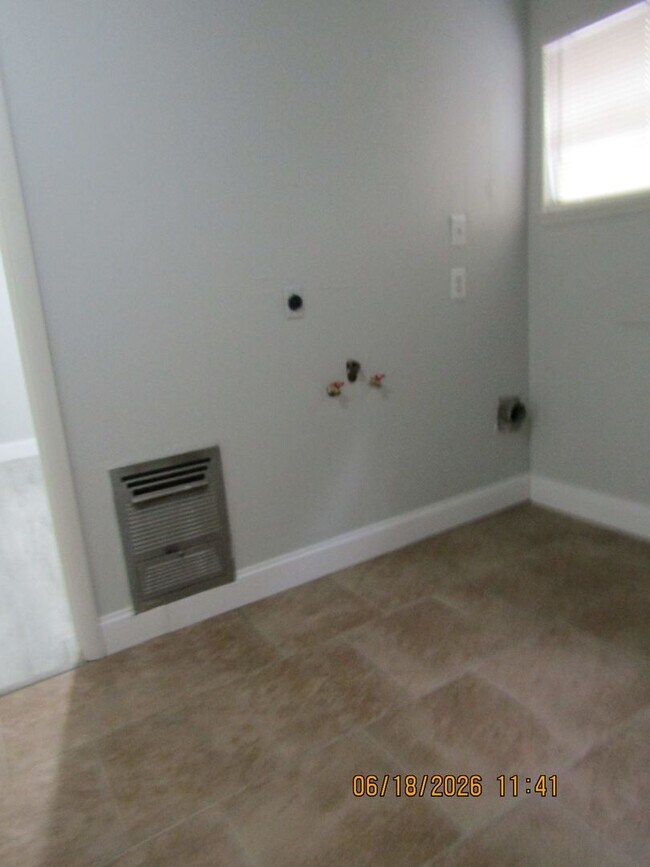Building Photo - Freshly Painted/New Flooring home located closed to downtown Lawton/Ft. Sill