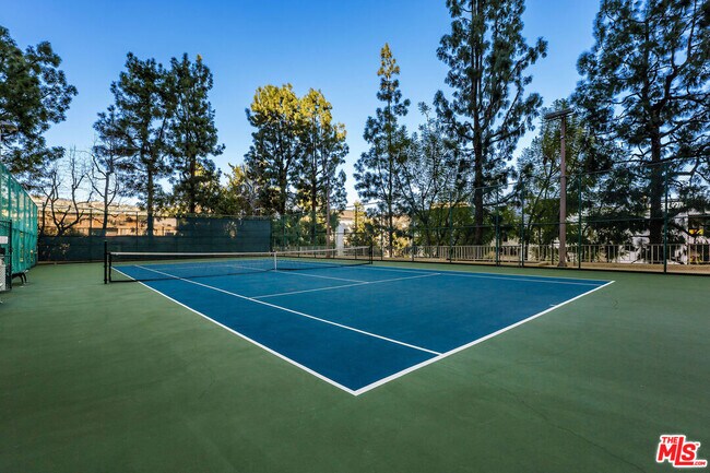 Building Photo - 100 S Doheny Dr