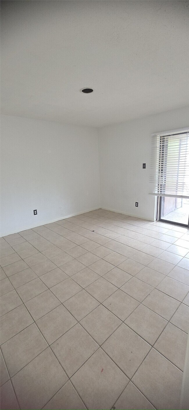 Building Photo - 9090 S Braeswood Blvd