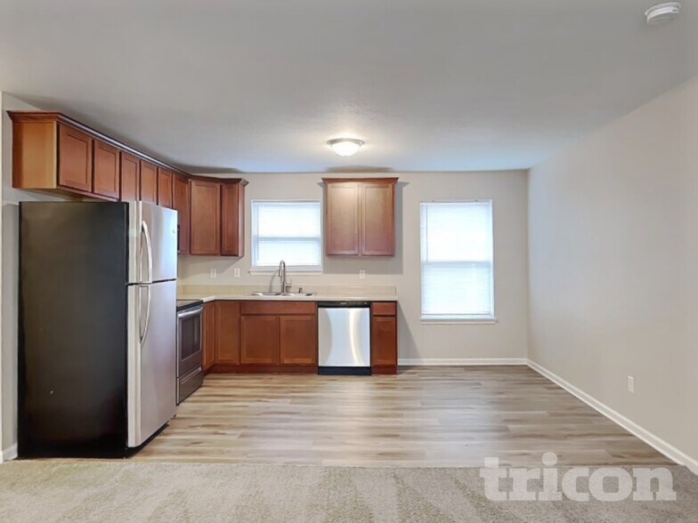 Building Photo - 906 W Clinton St