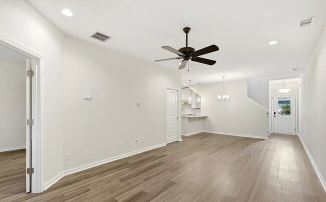 Building Photo - 99 Small Pine Ln