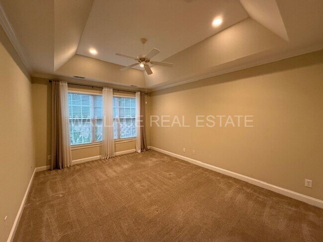 Building Photo - MAIN LEVEL LIVING IN THE HEART OF FARRAGUT...4 BEDROOM!!