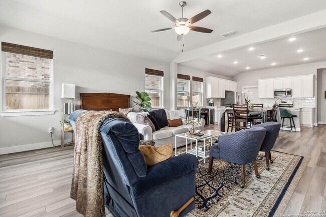 Building Photo - "Charming 3-Bedroom Home with 2 Full Baths and 1902 Sq Ft of Comfort in San Antonio!"