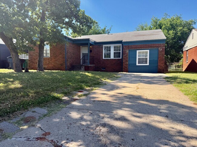 Building Photo - 4 Bedroom home!