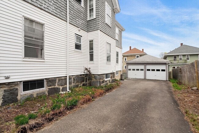 Building Photo - 252 Safford St