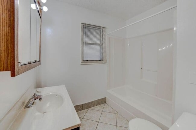 Building Photo - 2 Bedroom 2 Bath Home Near TU!