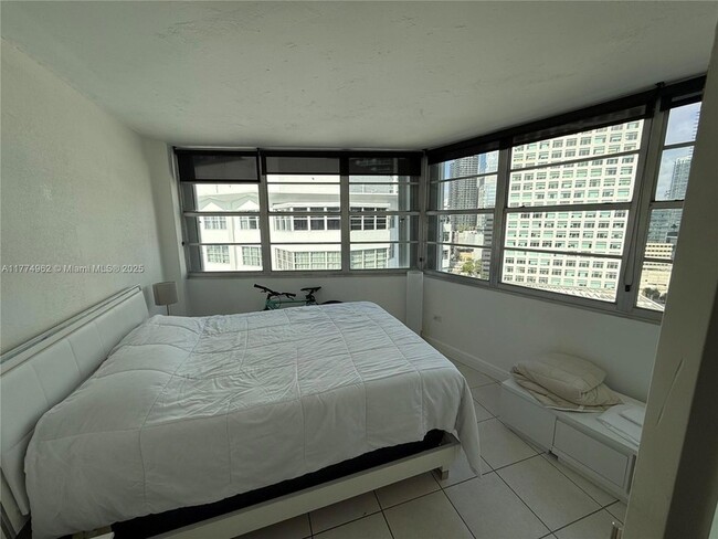 Building Photo - 801 Brickell Bay Dr