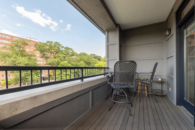 Building Photo - Amazing Brookline 3 bed 2.5 bath....