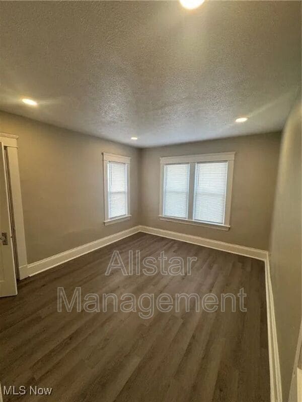 Building Photo - 521 E 109th St