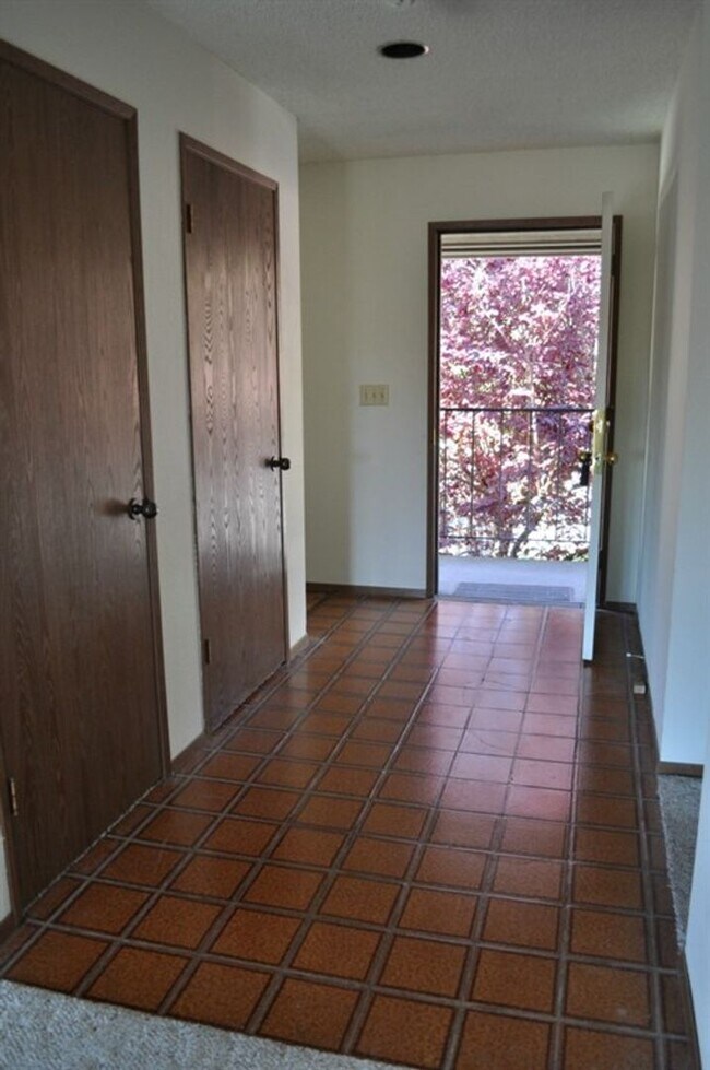 Primary Photo - 1 Bed 2 Bath View Point Community TOP Floo...