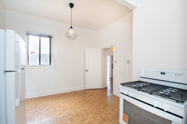 Building Photo - Union Street - Spacious & Bright Top Floor, Corner Unit