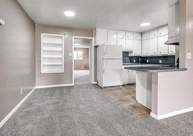 Building Photo - 3-Bedroom Available!