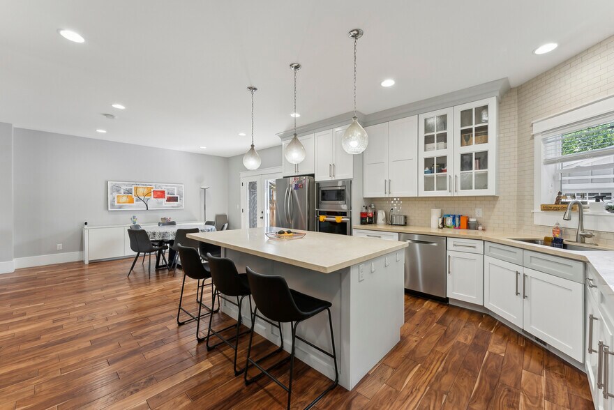 kitchen seating - 1044 E Wood Ave