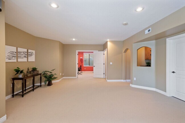 Building Photo - Executive Furnished Home For Rent In Orem!