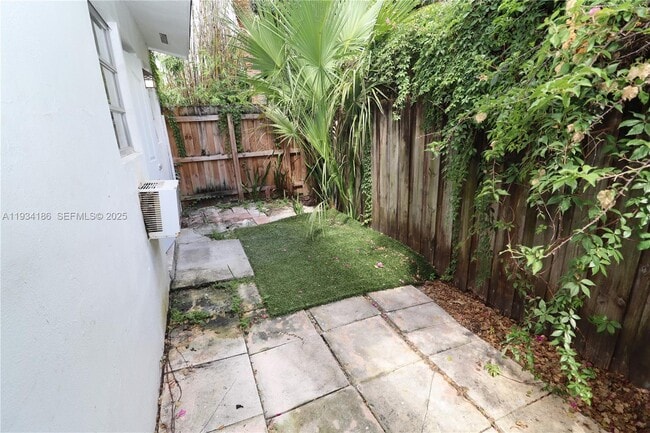 Building Photo - 915 NE 16th Terrace