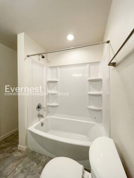 Building Photo - 3194 Fairmont Dr