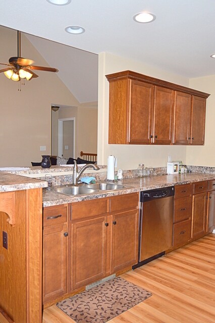 Building Photo - Pet Friendly Five Bedroom with Basement!