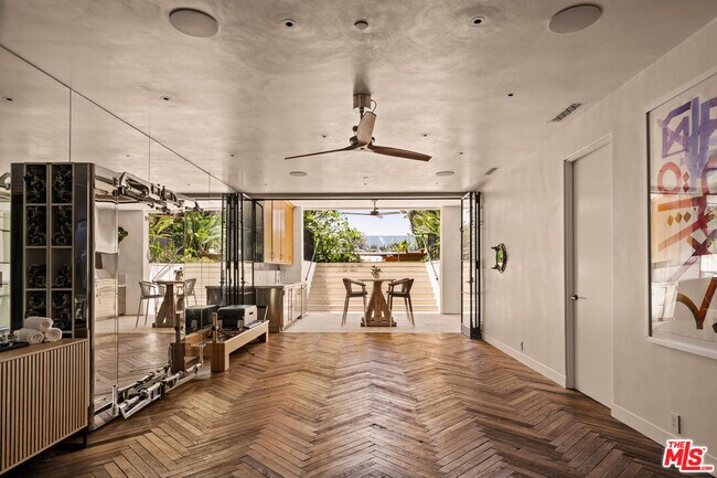 Building Photo - 966 Palisades Beach Rd