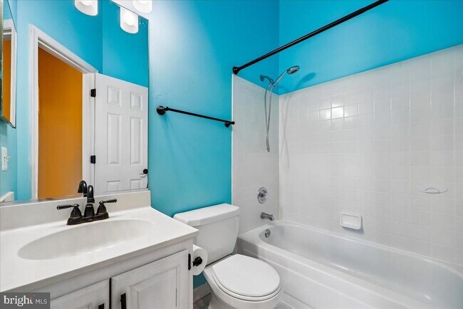 Building Photo - 6630 Commodore Ct