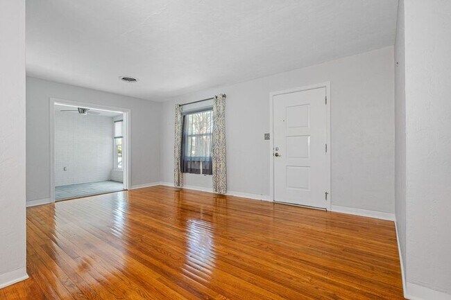 Building Photo - 5600 Tangerine Ave S