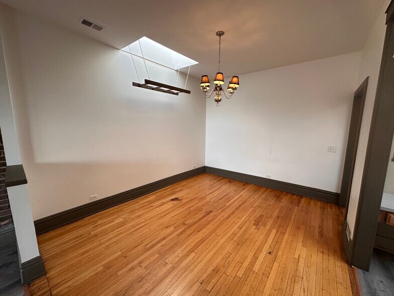 Building Photo - 77 S Lasalle St