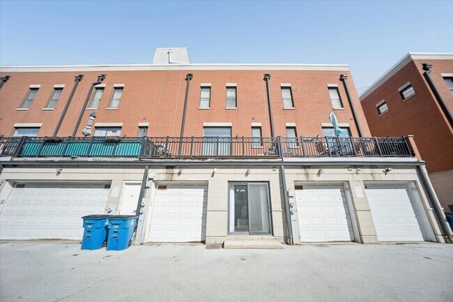 Building Photo - 943 W College Pkwy