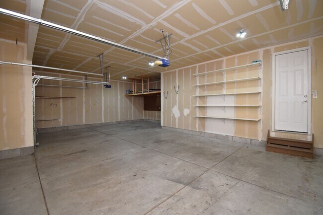 Building Photo - Beautiful 6 Bedroom Home in Riverton!