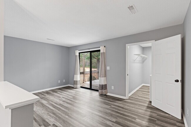 Building Photo - 310 Country Club Villa Dr