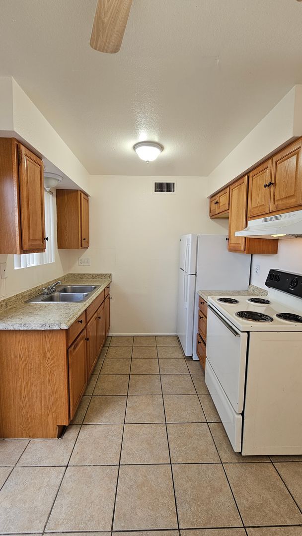 Building Photo - Don't miss this Eastside 2 bedroom/1 bath apartment home! **Move in Special**