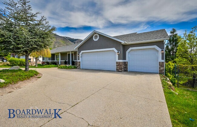 Building Photo - Modern Living Meets Mountain Lifestyle in Sandy