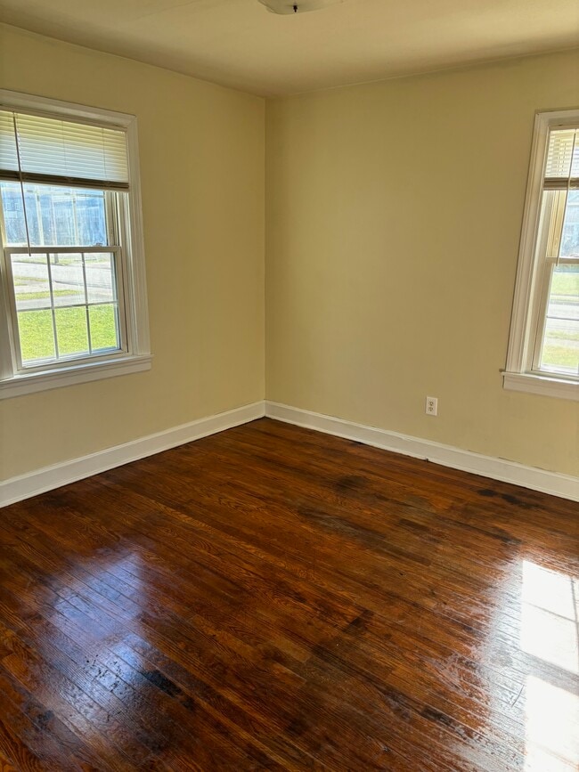 Building Photo - 114 S Center St