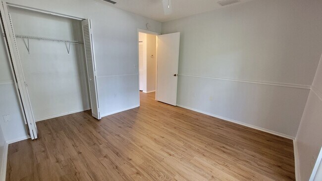 Building Photo - Fantastic 3 Bed/ 2 bath + Den ~ UTC Distri...